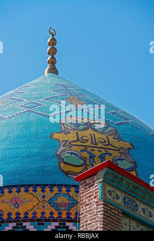 Nahaufnahme eines blau und gold Mosaik Fliesen- kuppeldach einer islamischen Moschee. Stockfoto