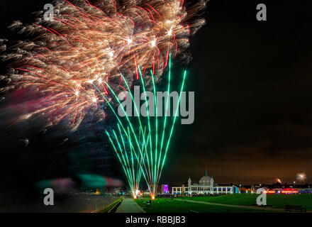 Silvester Feuerwerk über spanische Stadt, Whitley Bay, North Tyneside, Vereinigtes Königreich Stockfoto