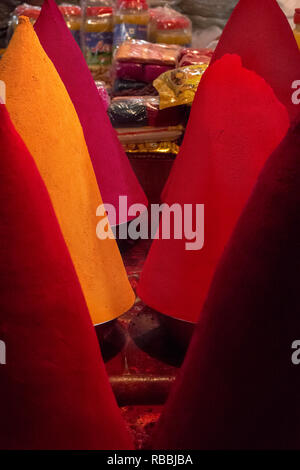 Ordentlich kegelförmige Berge von rötlich gefärbte Spice Pulver oder Farbe festival Pulver halten. Stockfoto