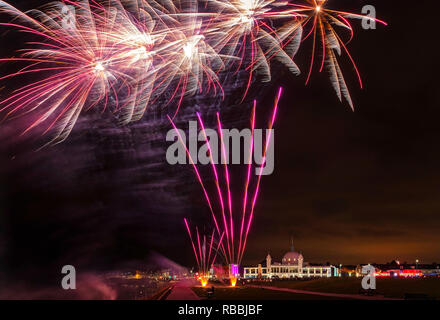 Silvester Feuerwerk über spanische Stadt, Whitley Bay, North Tyneside, Vereinigtes Königreich Stockfoto