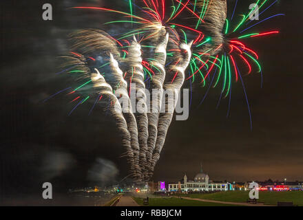 Silvester Feuerwerk über spanische Stadt, Whitley Bay, North Tyneside, Vereinigtes Königreich Stockfoto