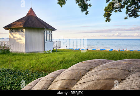 Blick von der Promenade am Strand mit Bademeister Turm. Binz auf der Insel Rügen. Stockfoto