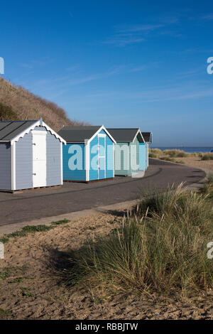 Holzhütten am Pakefield, Suffolk, England, vor blauem Himmel Stockfoto