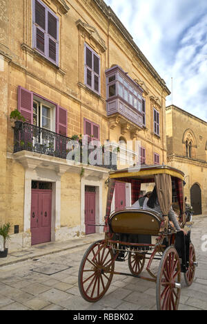 Pferdekutsche mit Touristen Sightseeing, in der antiken Stadt Mdina auf der Hauptinsel Malta. Die befestigte Stadt war einst die Hauptstadt. Stockfoto