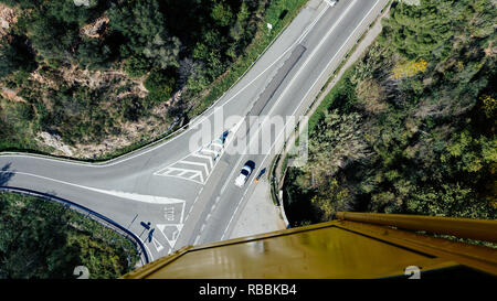 Der Blick auf eine Straße von einer Seilbahn hoch in die Luft. Stockfoto