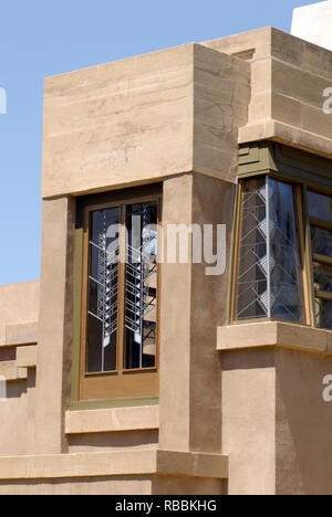 Details anzeigen Kunst Glas Hollyhock House in Los Angeles. Das Haus wurde von Frank Lloyd Wright entworfen und von 1919-1921 für Aline Barnsdall gebaut. Stockfoto