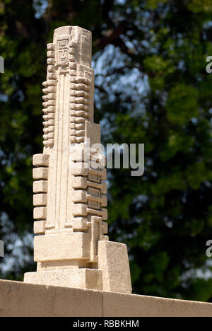 Architektonisches Detail zeigt die wiederkehrende Malve Blume Motiv sind bei Hollyhock House in Los Angeles. Das Haus wurde von Frank Lloyd Wright entworfen. Stockfoto