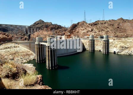 Die Aufnahme Türme hinter dem Hoover Dam, auf der Arizona-Nevada Grenze. Die Mike O'Callaghan - Pat Tillman Memorial Bridge steht im Hintergrund. Stockfoto