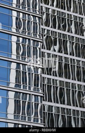 Eines der Wahrzeichen Century Plaza Towers (1975) in Century City, Los Angeles, Kalifornien, befindet sich in einem benachbarten Gebäude wider. Stockfoto