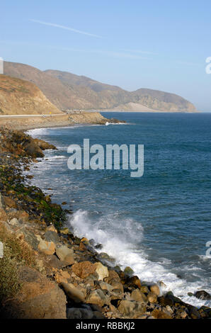 Vertikale Bild mit dem Pazifischen Ozean Küste entlang des Pacific Coast Highway am Point Mugu, Kalifornien, zwischen Oxnard und Malibu entfernt. Stockfoto