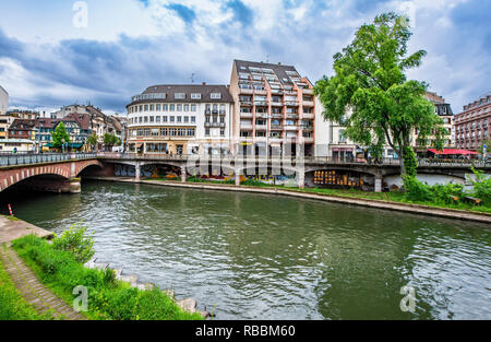 Wandern entlang der Kanäle im Viertel La Petite France. Straßburg, Frankreich Stockfoto