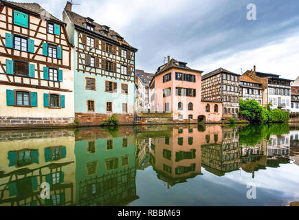 Wandern entlang der Kanäle im Viertel La Petite France. Straßburg, Frankreich Stockfoto