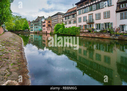 Wandern entlang der Kanäle im Viertel La Petite France. Straßburg, Frankreich Stockfoto