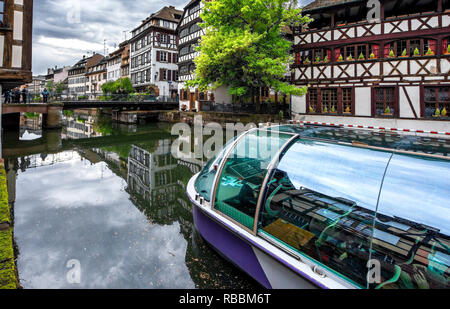 Wandern entlang der Kanäle im Viertel La Petite France. Straßburg, Frankreich Stockfoto