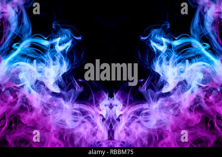 Dicke bunte Blau und Lila Rauch in der Form eines Schmetterlings auf einem schwarzen Hintergrund isoliert. Hintergrund aus dem Rauch von vape. Mocap für coole t-s Stockfoto