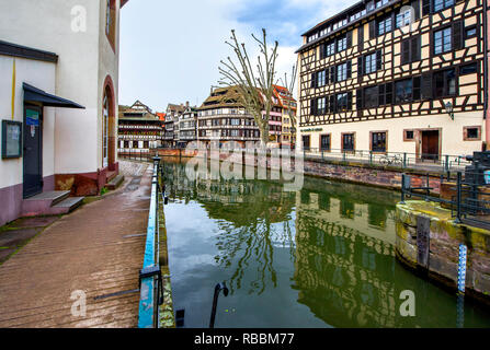 Wandern entlang der Kanäle im Viertel La Petite France. Straßburg, Frankreich Stockfoto