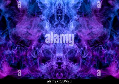 Dicke bunte Blau und Lila Rauch in der Form eines Schmetterlings auf einem schwarzen Hintergrund isoliert. Hintergrund aus dem Rauch von vape. Mocap für coole t-s Stockfoto