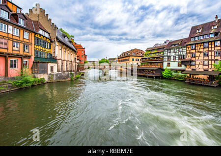 Wandern entlang der Kanäle im Viertel La Petite France. Straßburg, Frankreich Stockfoto