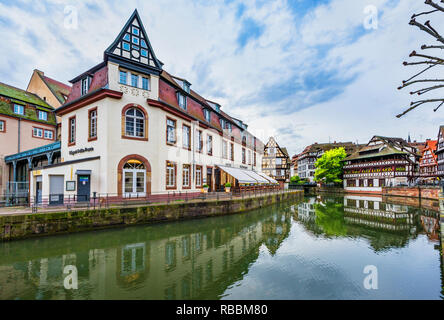 Wandern entlang der Kanäle im Viertel La Petite France. Straßburg, Frankreich Stockfoto