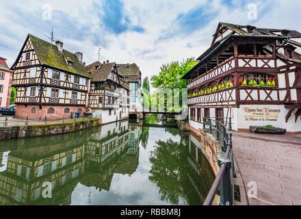 Wandern entlang der Kanäle im Viertel La Petite France. Straßburg, Frankreich Stockfoto