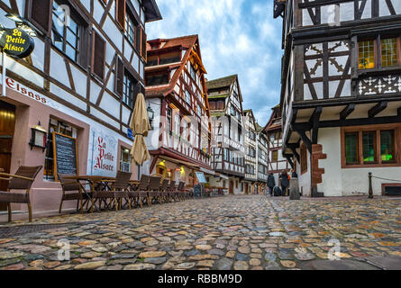 Wandern entlang der Kanäle im Viertel La Petite France. Straßburg, Frankreich Stockfoto