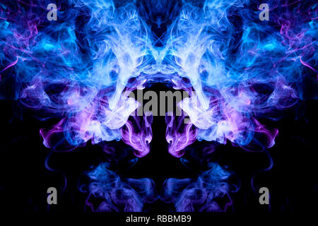 Dicke bunte Rauch violetter und roter Purpur in der Form eines Schädels, Monster, Drachen auf einem schwarzen Hintergrund isoliert. Hintergrund aus dem Rauch von vape. Mo Stockfoto