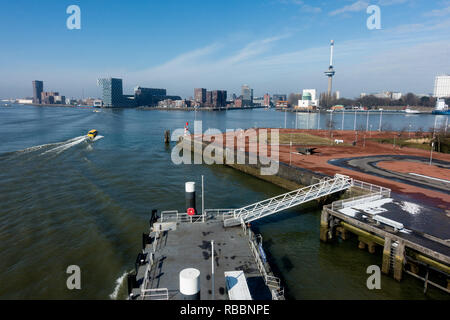 Zweite Katendrecht Hafen in Rotterdam mit Blick auf den Euromast. Tweede Katendrechtse Hafen in Rotterdam met zicht Op de Euromast. Stockfoto
