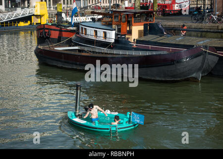 Touristen in Rotterdam Schwimmer in einem Whirlpool im alten Hafen Rotterdam. Toeristen in Rotterdam Varen im Whirlpool Rotterdam. Stockfoto