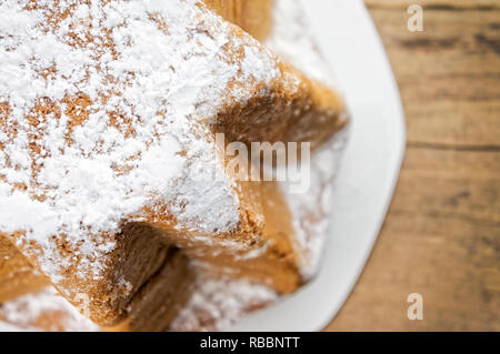 Pandoro: Traditionelle italienische Weihnachtskuchen mit Kopie Raum Stockfoto