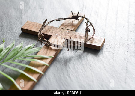 Ostern hölzernes Kreuz auf schwarzem Marmor Hintergrund Religion abstract Palmsonntag Konzept Stockfoto
