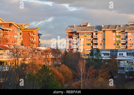 Kleine Häuser und Bäume im Park an einem sonnigen Herbsttag Stockfoto
