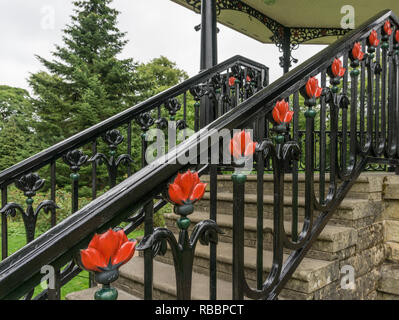 Dekorativen schmiedeeisernen Geländer mit floralem Muster auf der Bühne in der Pavilion Gardens, Buxton, Großbritannien Stockfoto