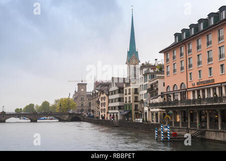 Zürich, Schweiz - Mai 6, 2017: Zürich Stadtbild mit Fraumunster Kirche Stockfoto