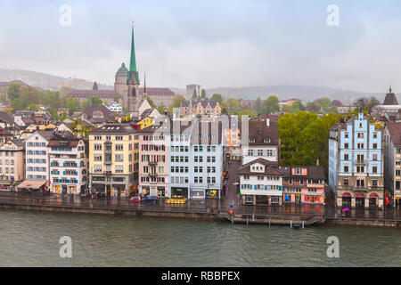 Zürich, Schweiz - Mai 6, 2017: das Stadtbild von Zürich mit Predigerkirche Spire, Schweiz Stockfoto