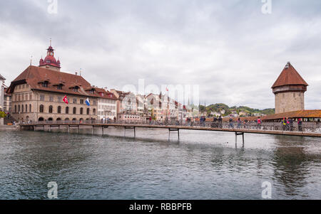 Luzern, Schweiz - 7. Mai 2017: Seminarraum Spaziergang auf der Brücke in der Nähe von Water Tower in Luzern. Schweizer Stadt Landschaft Stockfoto