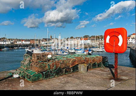 Hafen in Anstruther Anstruther Fife in Schottland mit Boote und Angelausrüstung & life Gürtel auf Pier Stockfoto