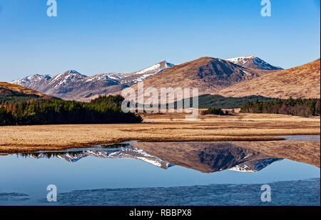 Loch Tulla am Schwarzen Berg & Forest Lodge in der Nähe der Brücke von orchy Highland Schottland mit Strecke der Berge von Stob Ghabhar & in Richtung Loch Etive Stockfoto