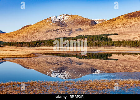 Scottish mountain Stob Ghabhar, Forest Lodge und Loch Tulla am Schwarzen Berg in der Nähe der Brücke von Orchy im Hochland Schottlands Stockfoto