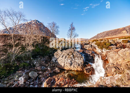 Etive Mor Wasserfall am Fluss Coupall, wo sich die obere Glen Etive Glen Coe trifft sich mit berühmten Berg Buachallie Etive Mor - Der Hirte Etive - hinter Stockfoto