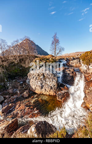 Etive Mor Wasserfall am Fluss Coupall, wo sich die obere Glen Etive Glen Coe trifft sich mit berühmten Berg Buachallie Etive Mor - Der Hirte Etive - hinter Stockfoto