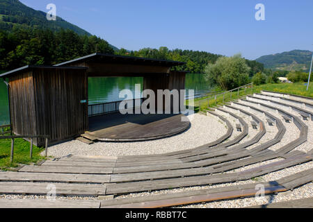 Amphitheater am Ufer des Flusses in der Lavamund. Kärnten, Österreich. Stockfoto