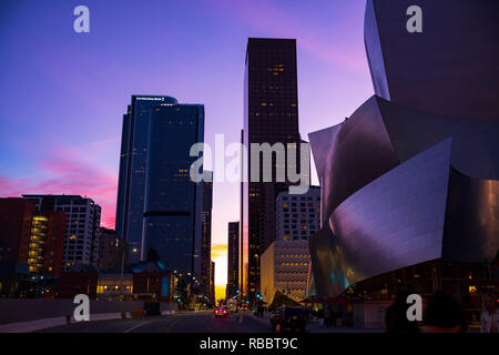 Die Walt Disney Concert Hall in der Innenstadt von Los Angeles, Kalifornien bei Sonnenuntergang. Stockfoto