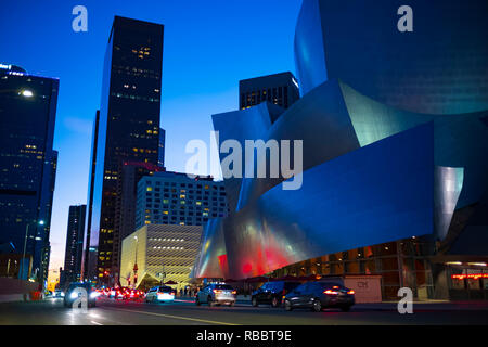 Die Walt Disney Concert Hall in der Innenstadt von Los Angeles, Kalifornien bei Sonnenuntergang. Stockfoto