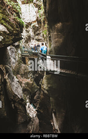 Menschen Überquerung der Schlucht (Orrido di Bellano) Abenteuer Konzept Stockfoto