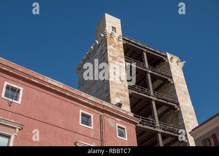 Alte Turm der Elefant (Torre di San Pancrazio) - traditionelle Fassade in der alten Nachbarschaft von Cagliari (Castello) - Sardinien Stockfoto