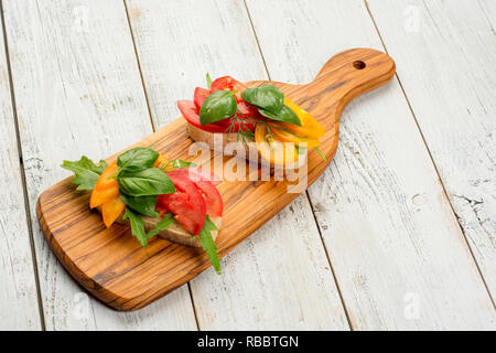 Toast mit verschiedenen Arten von Tomaten. Kopieren Sie Platz für Text. Gesundes essen Hintergrund Stockfoto