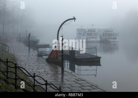 Boote auf dem Fluss Dee an die Olivenhaine werden vom frühen Morgen Dunst und Nebel in Chester, Cheshire, UK umgeben Stockfoto