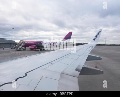 Poznan, Polen - 08 Dezember, 2018: Passagierflugzeug Wizz Air airline Vorbereitungen für den Flug am Flughafen von Poznan, Polen Stockfoto