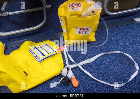 Poznan, Polen - 08 Dezember, 2018: PKW Flugzeug RYANAIR Fluggesellschaft. Inhalt Demo Kit für Pre-flight Briefing auf die Sicherheit der Fahrgäste Stockfoto