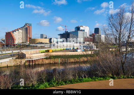 Stratford City Center, East London, Großbritannien, mit dem Einkaufszentrum Westfield und das Wasserwerk Fluss, gesehen vom Queen Elizabeth Olympic Park Stockfoto